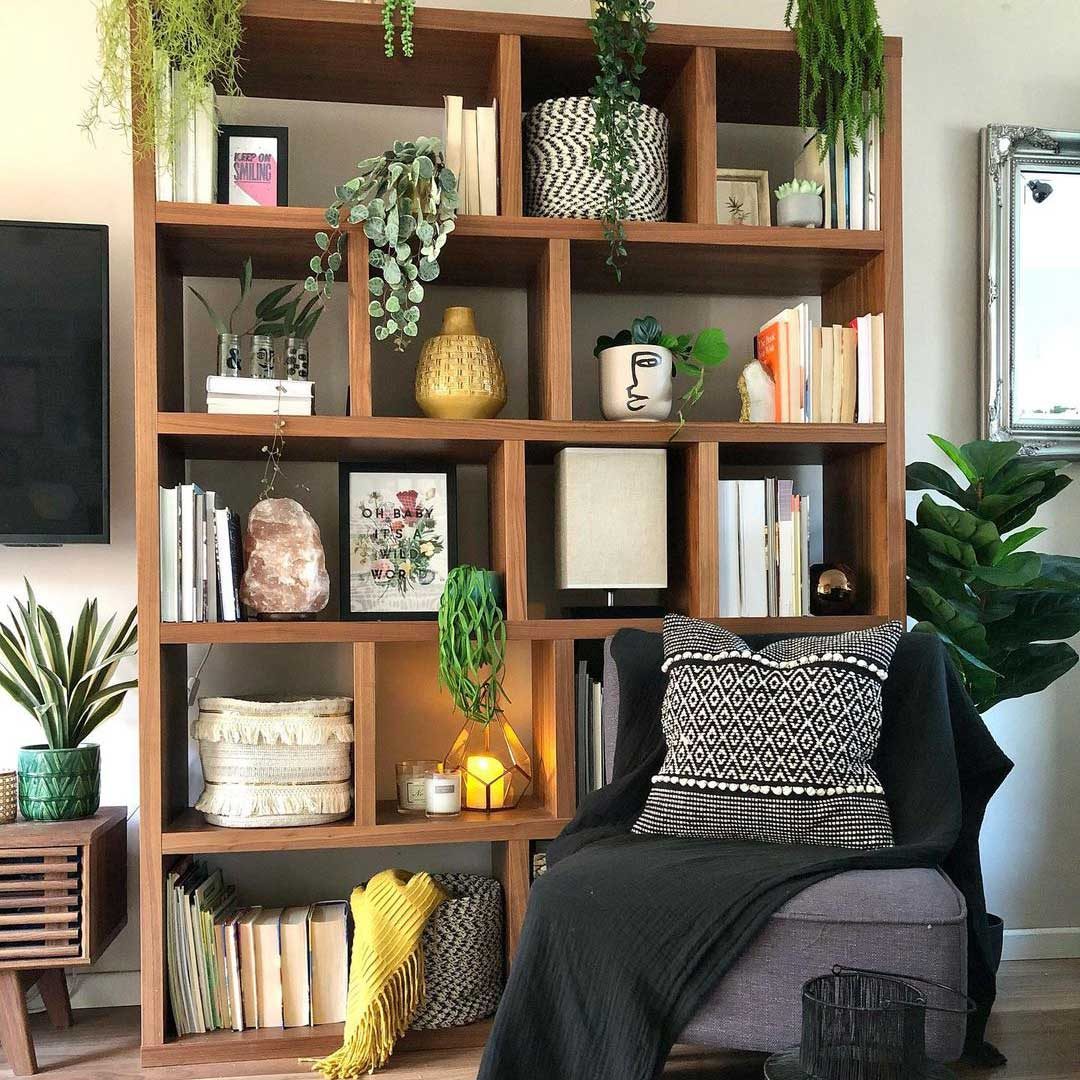 Decorar estanterías de vidrio en el dormitorio