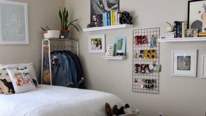 How to decorate a small bedroom wall